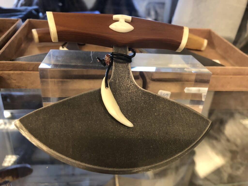 Grønlandsk kniv til at skære skind