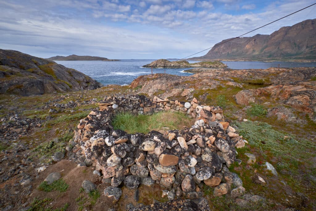 Inuit grave on Tele-Island near Sisimiut summer hiking city tour history - Guide to Greenland