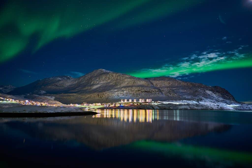 Nordlys over Store Malene og Nuuks forstaden til Nuuk, Qinngorput