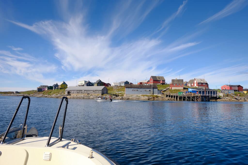 Approaching the settlement of Napasoq on the boat tour shuttle between Maniitsoq and Nuuk - Guide to Greenland