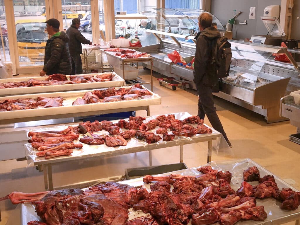 Inde i Kalaaliaraq-markedet i Nuuk