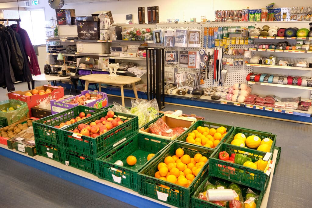 En del af Pilersuisoq-supermarkedet i byen Kuummiut, Østgrønland. Disse butikker sælger virkelig lidt af alting!