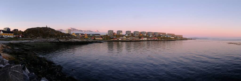 Nuuk under midnatssolen den længste dag på året