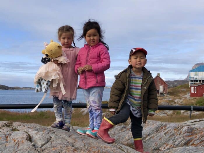 Kids welcoming us in Itilleq
